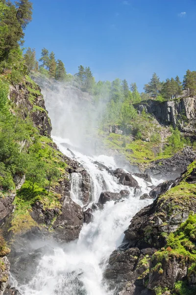 Latefossen 的右分支 从主干道的桥上看到 — 图库照片