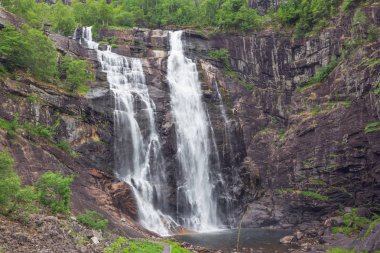 Baz istasyonundan görülen Skjervsfossen, önden görünümü