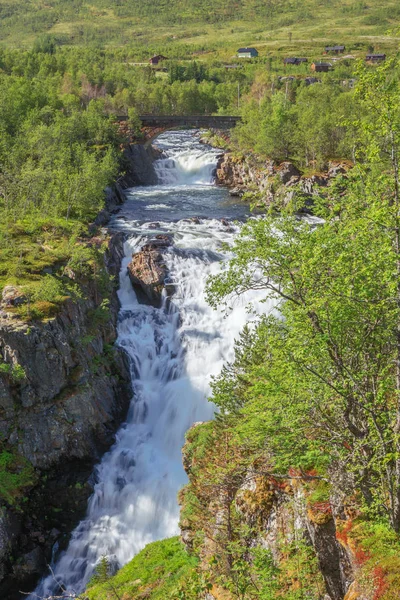 Floden Bjoreio Med Bro Strax Före Voringfossen Stockbild