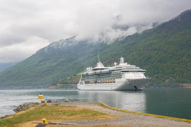 Redaksiyon: Flam, Sogn Og Fjordane, Norveç, 11 Haziran 2018 - Flam bağlantı noktası Aurlandsfjord giren Gemi Cruise