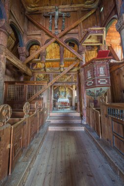 Editör: Ornes, Sogn Og Fjordane, Norveç, 12 Haziran 2018 - Urnes NEF girişinden gördüm kilise çıta