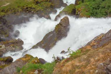 Briksdalsbreen için yol üzerinde Kleivafossen tepesinden bakıyor