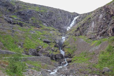 Stigfossen ön planda Trollstigen ile bakıyor