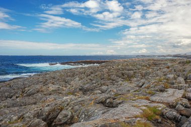 Kayalar Atlantik yol boyunca sahilde