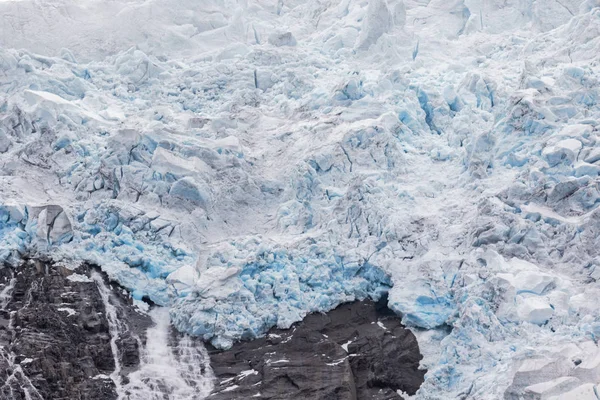 Cerca Jostedalsbreen Que Viene Sobre Cresta Las Proximidades Briksdalsbreen —  Fotos de Stock