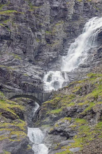 Stigfossen Con Ponte Visto Dalla Sua Base Sul Trollstigen — Foto Stock