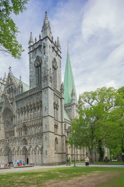 Redaksiyon: Trondheim, Trondelag, Norveç, 17 Haziran 2018 - Nidaros Katedrali ile bazı ziyaretçiler yan