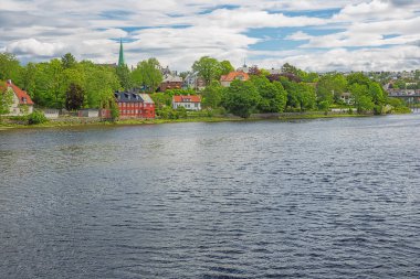 Trondheim manzarası ile köprüden Nidelva Nehri üzerinde görülen Nidaros Cathedral