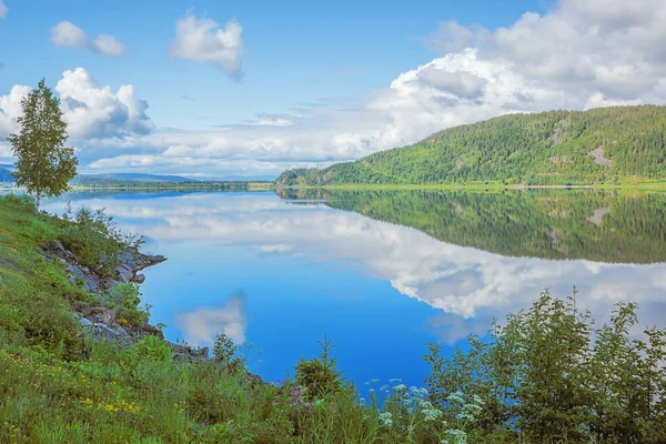 Refleksje Chmury Wzgórza Jeziorze Eidsvatnet — Zdjęcie stockowe