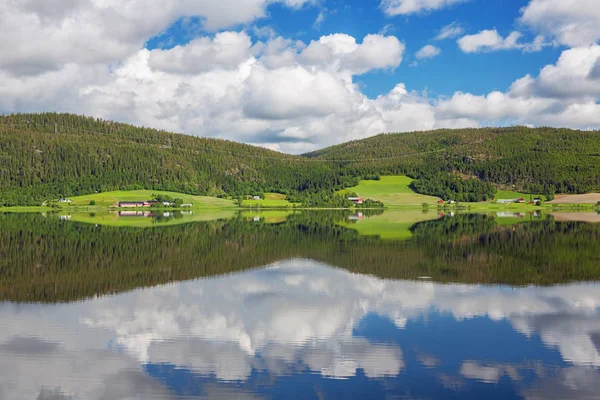 Colline Nuvole Riflesse Nelle Acque Del Lago Eidsvatnet — Foto Stock