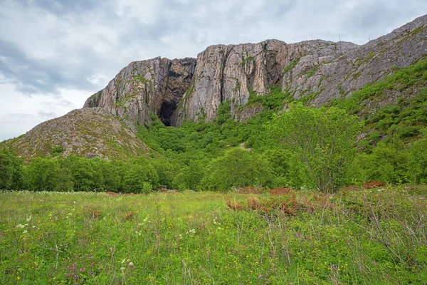 Torghatten Visto Desde Oeste Con Abertura Del Túnel Centro — Foto de Stock