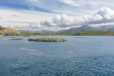 Tjotta için Tjotta için Forvik gelen feribot ile küçük adacıklar arasında gezinme