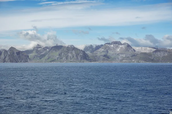 从博多和莫斯科人之间的渡船上可以看到莫斯科内岛附近的洛福滕群岛 — 图库照片