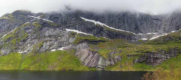 Rodzi Się Storvatnet Pobliżu Nuffjord Strome Góry Mimo Połowy Czerwca — Zdjęcie stockowe
