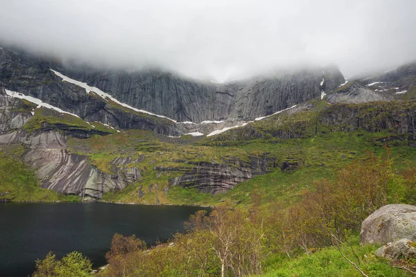 Niskie Chmury Góry Pobliżu Nusfjord Mimo Połowy Czerwca Poziomie Morza — Zdjęcie stockowe