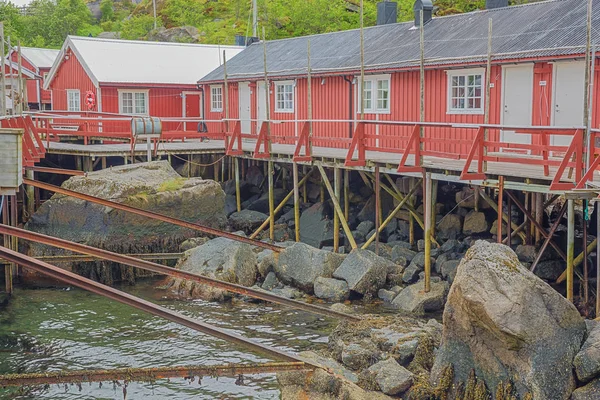 Fiskarnas Hus Längs Gångvägen Hamnen Nusfjord Traditionell Fiskeby Längs Vestfjorden — Stockfoto