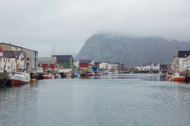 Henningsvaer Limanı, geleneksel balıkçı köyü Lofoten adalar üzerinde yağmurlu bir gün