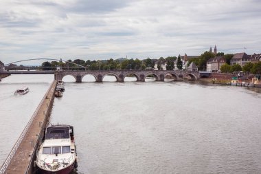 Meuse Nehri Maastricht manzarası ile yayılan Saint Servatius Köprüsü