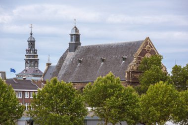 Görünümü Augustinerinnen kilise ve Meuse Nehri kıyısında görülme Belediye Binası