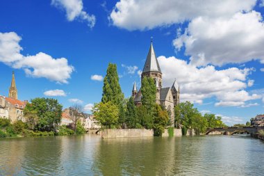 Tapınak Neuf, Moselle bankalardan görülen Metz Reform Kilisesi