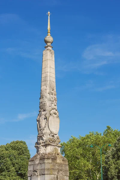 Bois de Vincennes Paris güneydoğusunda, piramit bakarak