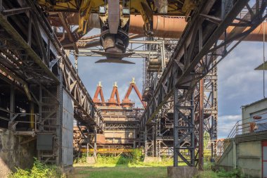 Yüksek fırın Uckange park içinde altında dev bir elektromanyetik vinç