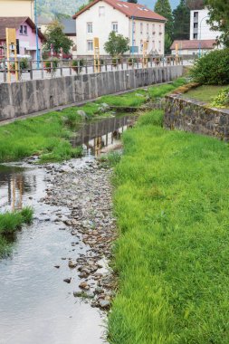 Bussang, onun ilk köyü yakınlarında kaynağını girerek Moselle