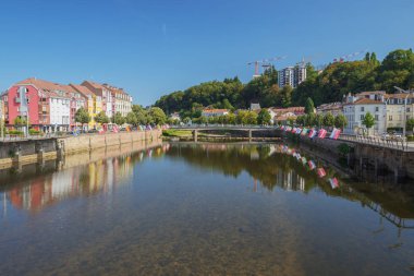 Her iki kıyısında bayraklı Epinal Moselle