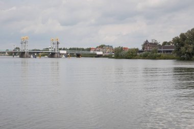 Kampen Ijssel üzerinde köprü ile tren istasyonu, sol kıyıdan görülen