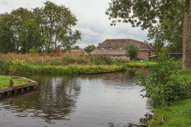 Giethoorn'da birkaç kanal geçiyor