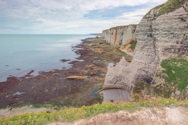 Porte d'amont'un kuzeyindeki kayalıklar ufka kadar uzanıyor.