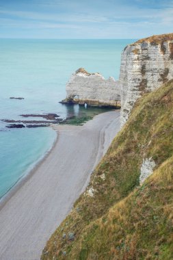 Falaise d'amont boş bir plaj ile, Etretat görülen