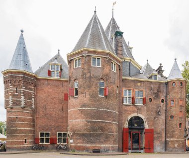 Tartı evinin görünümü, Amsterdam'da eski bir şehir kapısı