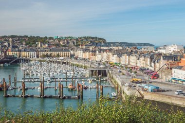 Güzel bir rıhtım ile Dieppe limanına bakarak