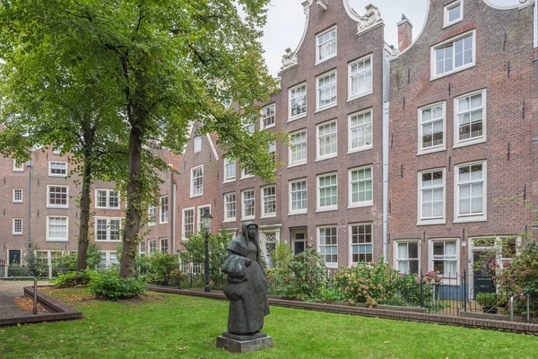 Editör: Amsterdam, Hollanda, 22 Eylül 2018 - Amsterdam beguinage avlusu görünümü