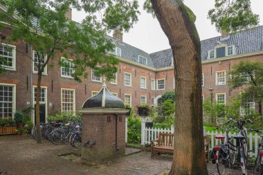 Editör: Amsterdam, Hollanda, 23 Eylül 2018 - Karthuizerhofje, Jordaan'ın bahçe avlularının en büyüğü eski bir dul bakımevi