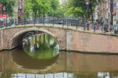 Amsterdam merkezinde Reguliersgracht üzerinde Köprü