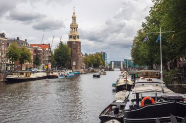 Montelbaanstoren kanal üzerinde gezinen bazı tekneler ile, kanal üzerinde köprüden görülen