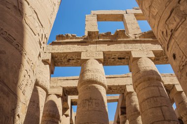 Karnak Tapınak Kompleksi'ndeki hipostil salonundaki sütunlara bakmak
