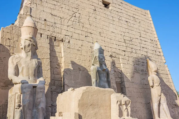 Cerca Tres Estatua Ramsés Entrada Del Templo Luxor —  Fotos de Stock