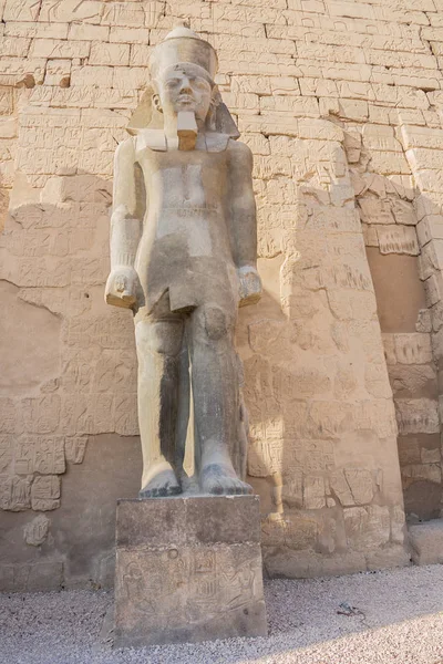 Pie Frente Estatua Ramsés Entrada Del Templo Luxor —  Fotos de Stock
