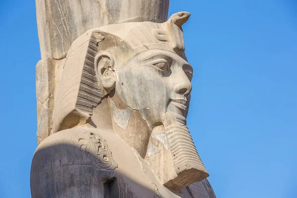 Luxor tapınağının girişinde yakın ramesses Ii başkanı