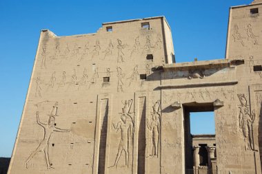 Edfu'daki Horus Tapınağı'nın girişinin sol tarafı