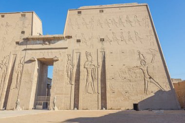 Edfu'daki Horus Tapınağı'nın girişinin sağ tarafı