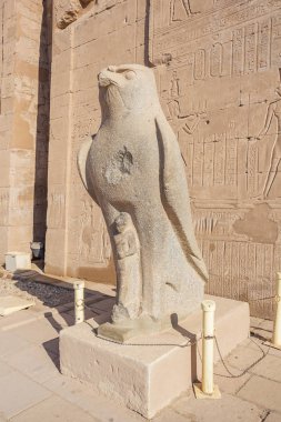 Edfu tapınağının girişinde Horus kuş heykeli