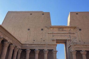 Edfu Horus Tapınağı hipostil salonu içinde