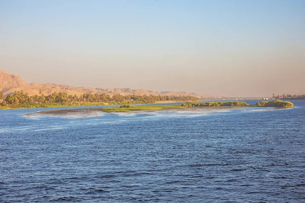 Une Île Dans Nil Avec Des Navires Croisière Lointains Passant — Photo
