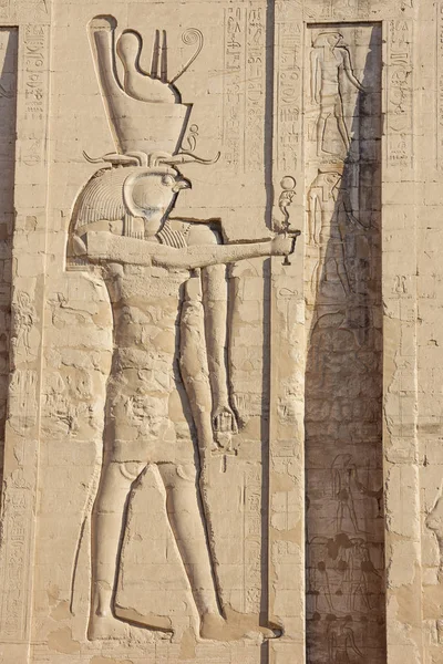 Edfu Tapınağın Girişinde Horus Tasviri — Stok fotoğraf