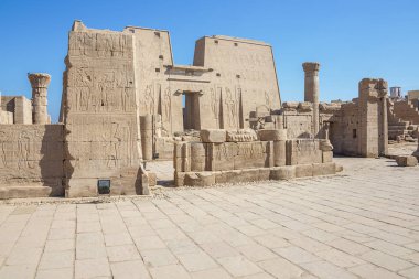 Edfu tapınağında Horus Tapınağı dışında bas kabartmalar