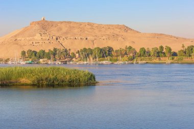 Aswan'a yakın Nil'de feluccas ile Ağa Han Türbesi